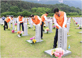参拜显忠院（国立墓地）